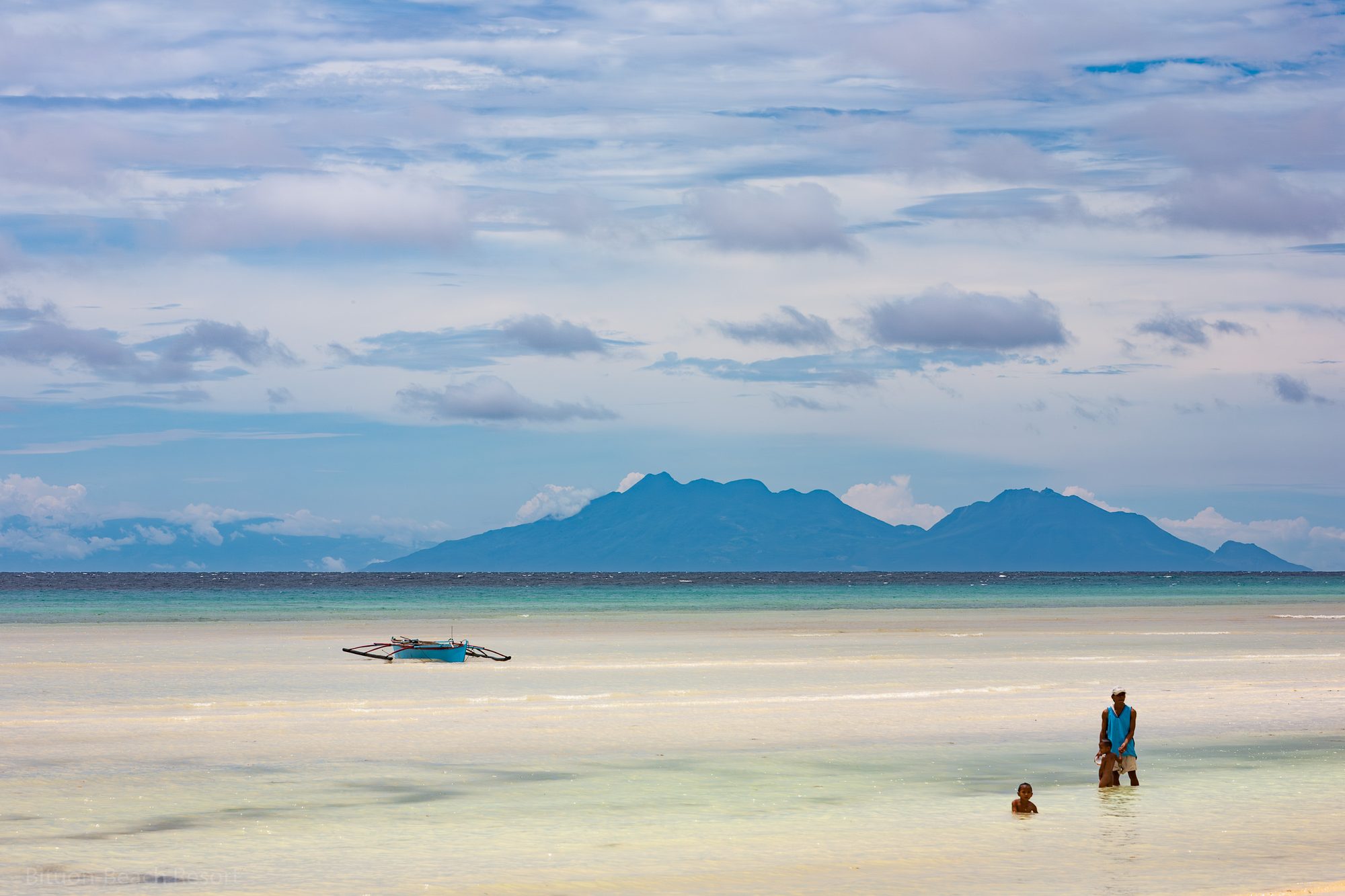 Strand von Anda mit Blick auf die entfernte Insel Camiguin.