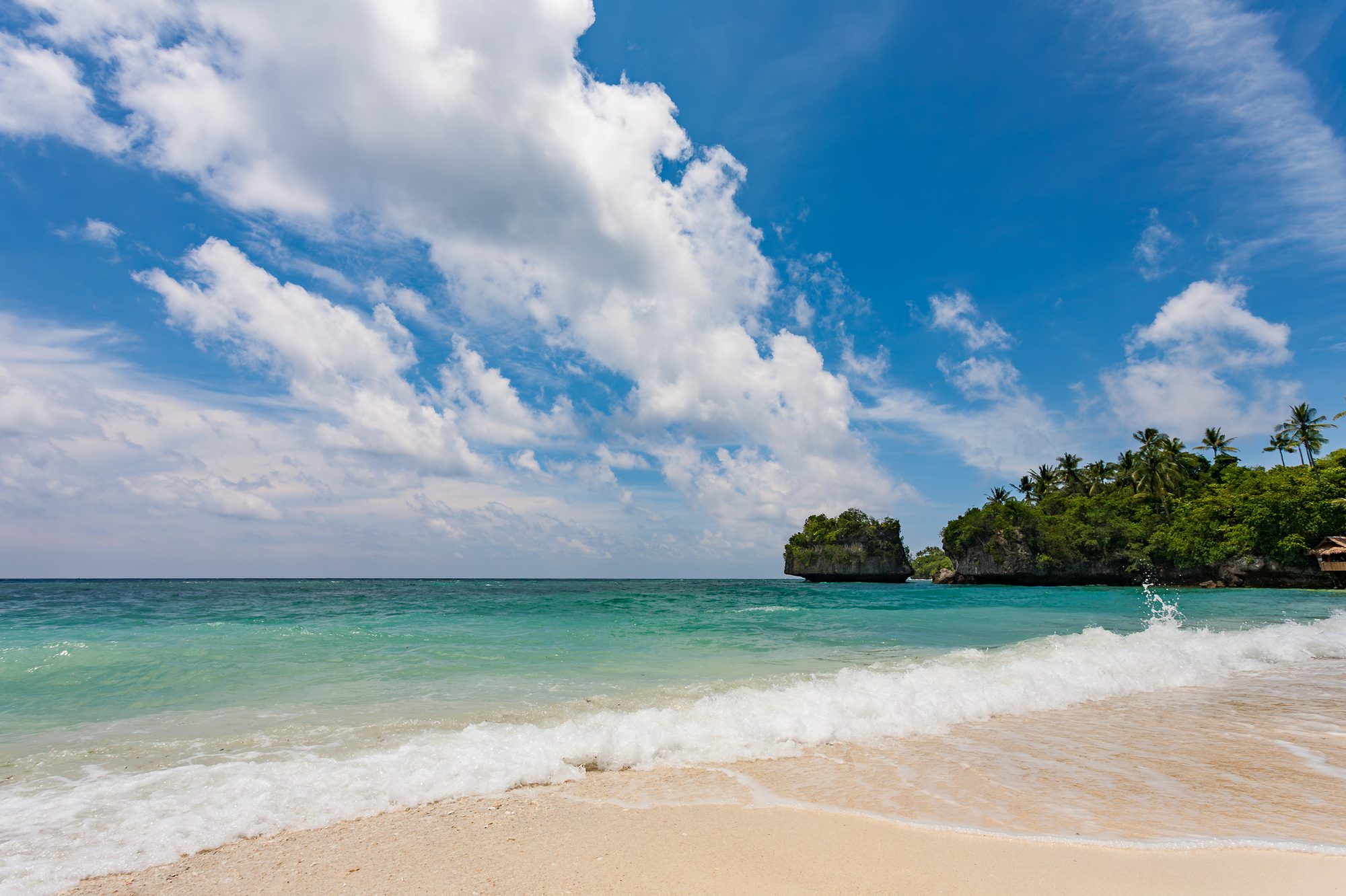 Tropischer Sandstrand mit Blick auf kleine Inseln vor der KÃ¼ste von Bohol.