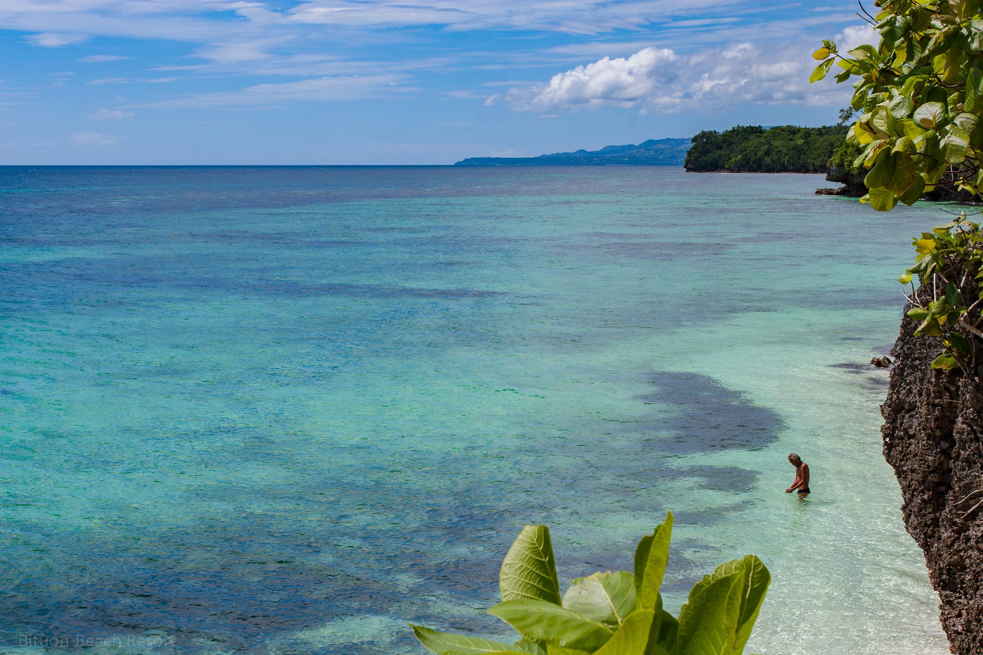 Mehrere Banka Fischerboote im flachen Wasser am Florida Beach auf Bohol.