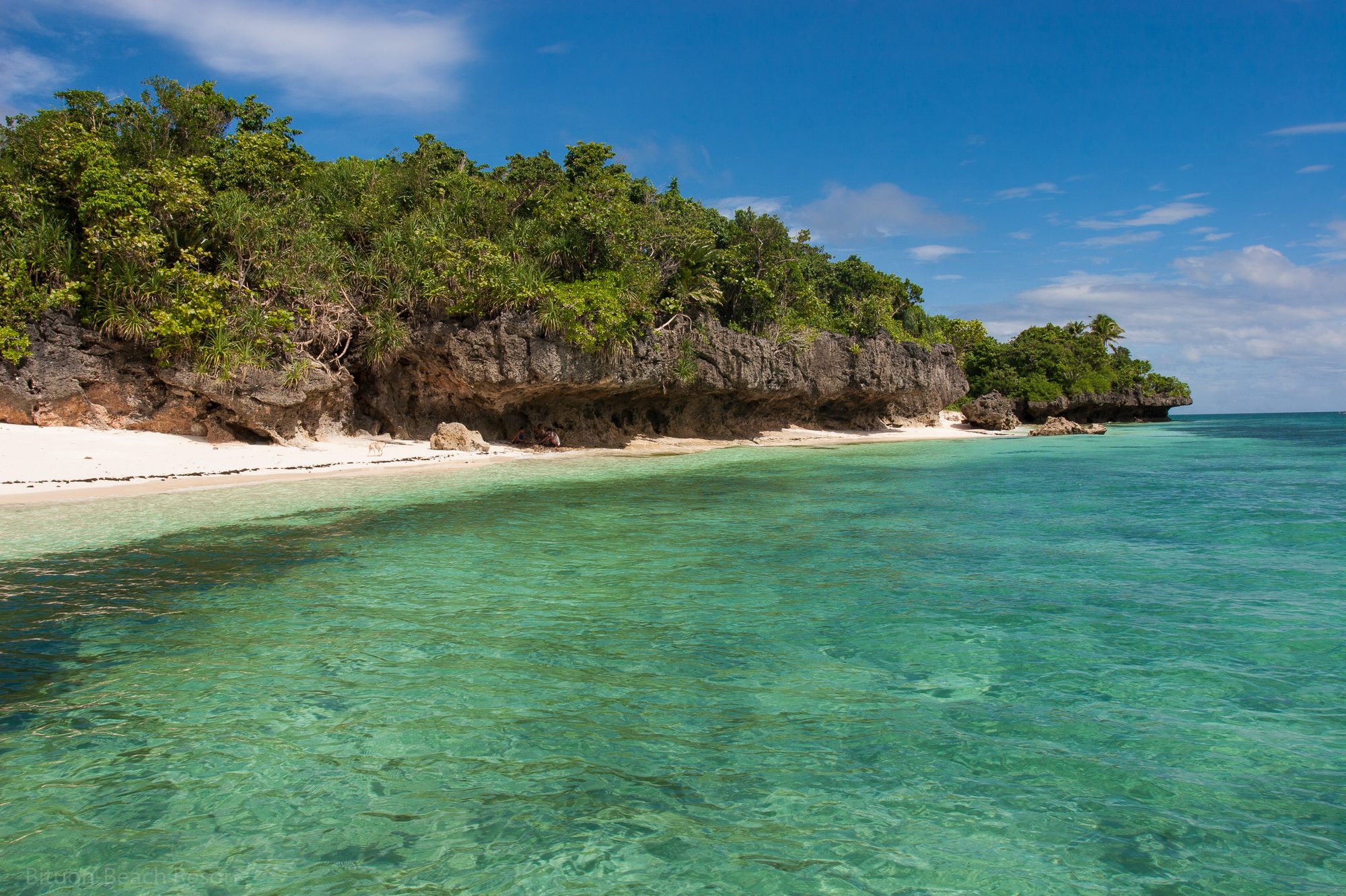 Abgelegener tropischer Strand zwischen Guindulman und Anda auf Bohol.