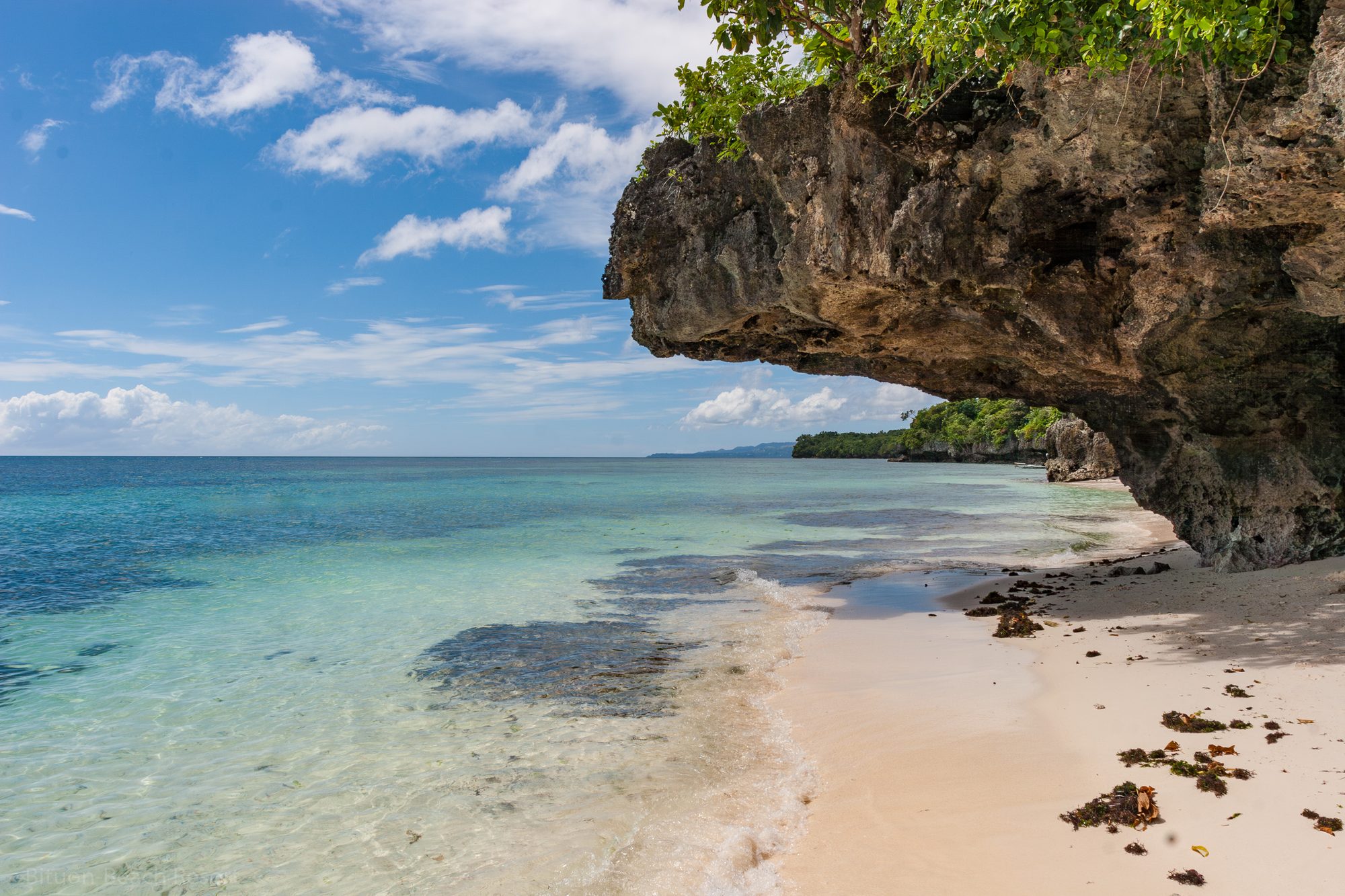 Gelbes Banka Fischerboot vor der KÃ¼ste nahe dem Bituon Beach Resort auf Bohol.