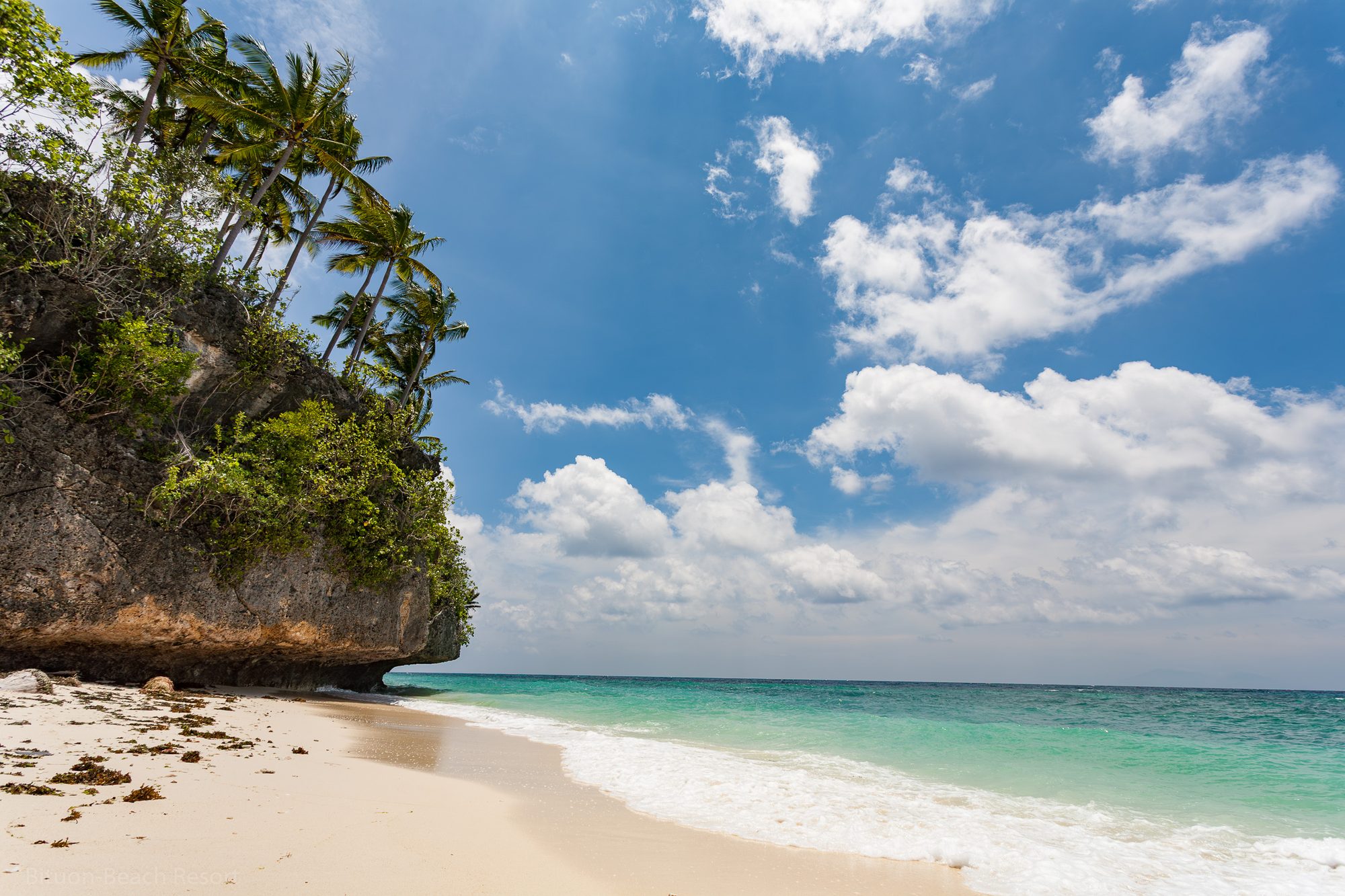 Kalksteinfelsen Ã¼ber einer kleinen Strandbucht auf Bohol.