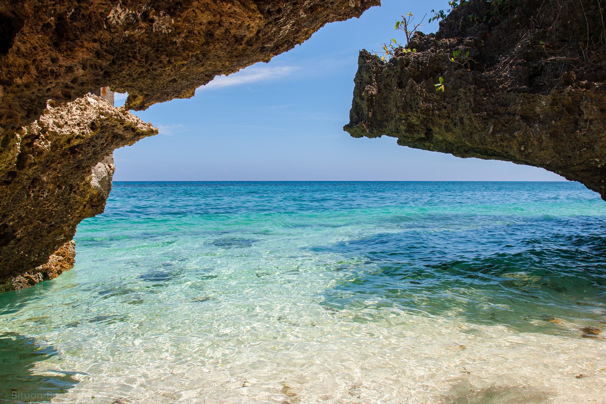 Felsformation mit Blick auf eine kleine Badebucht an der KÃ¼ste von Bohol.