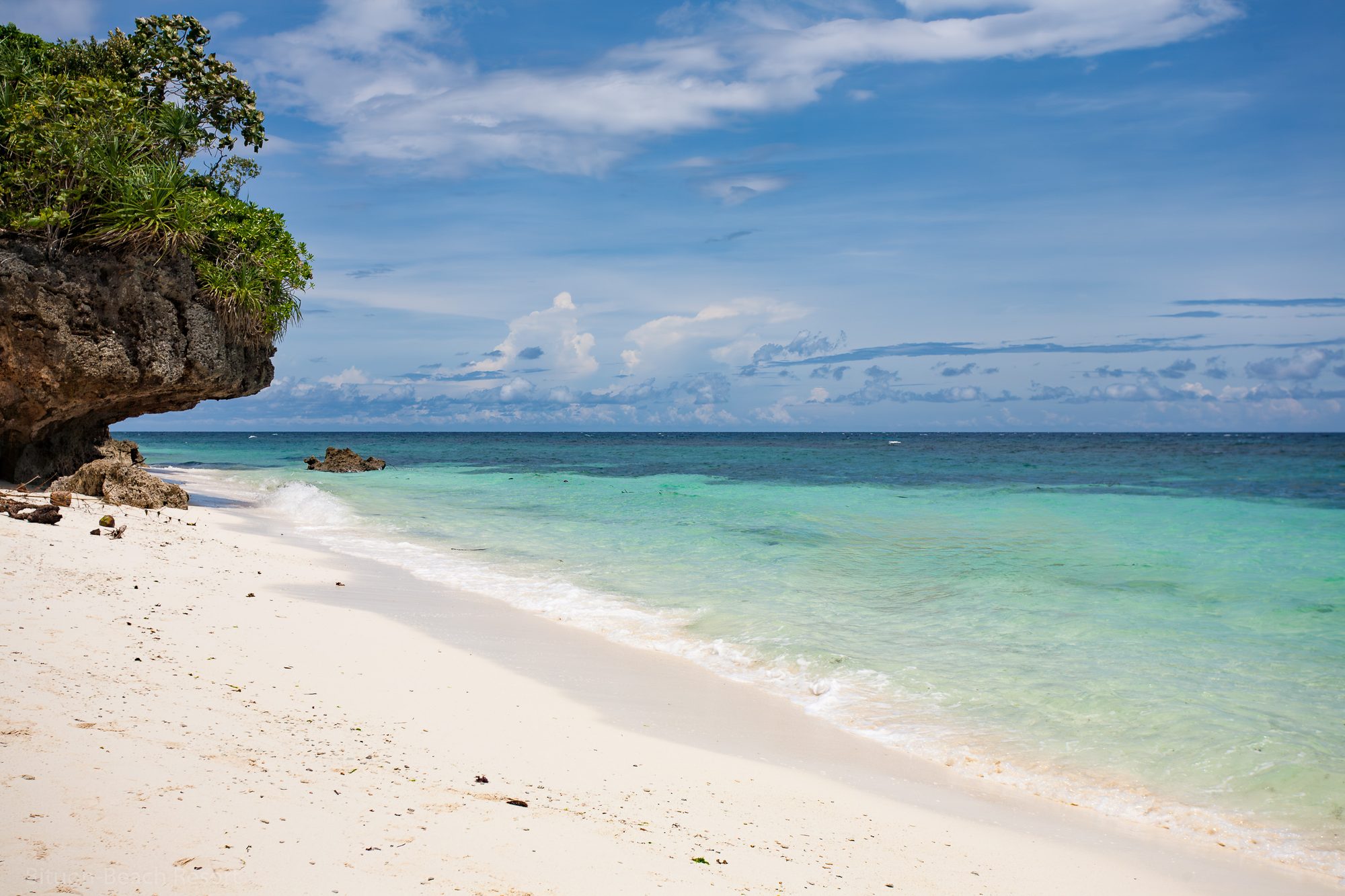 UnberÃ¼hrter Sandstrand an der OstkÃ¼ste von Bohol.