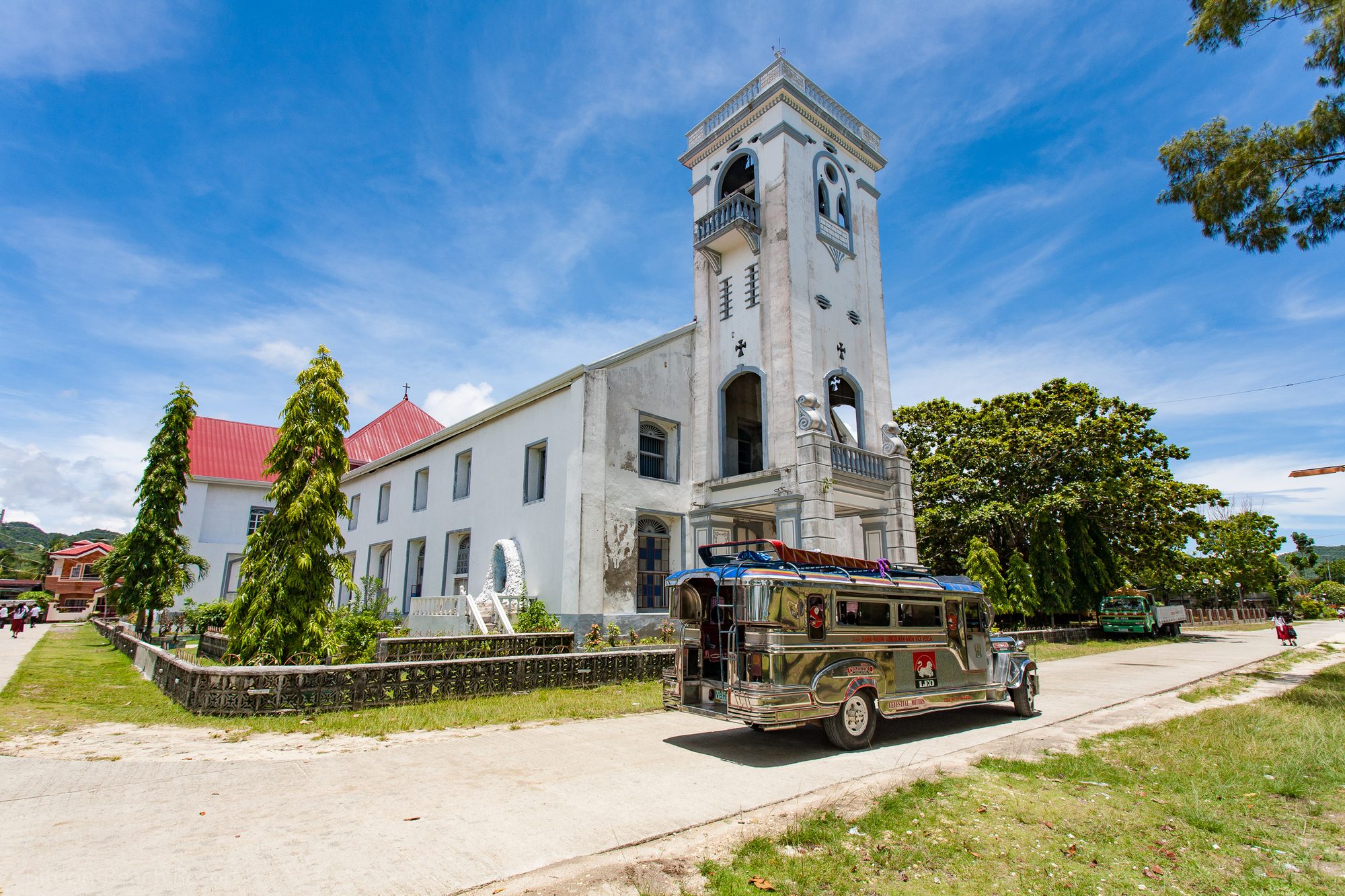 Pfarrkirche von Anda mit Glockenturm am Municipal Plaza – kurzer Zwischenstopp der Tour vom Bituon Beach Resort.
