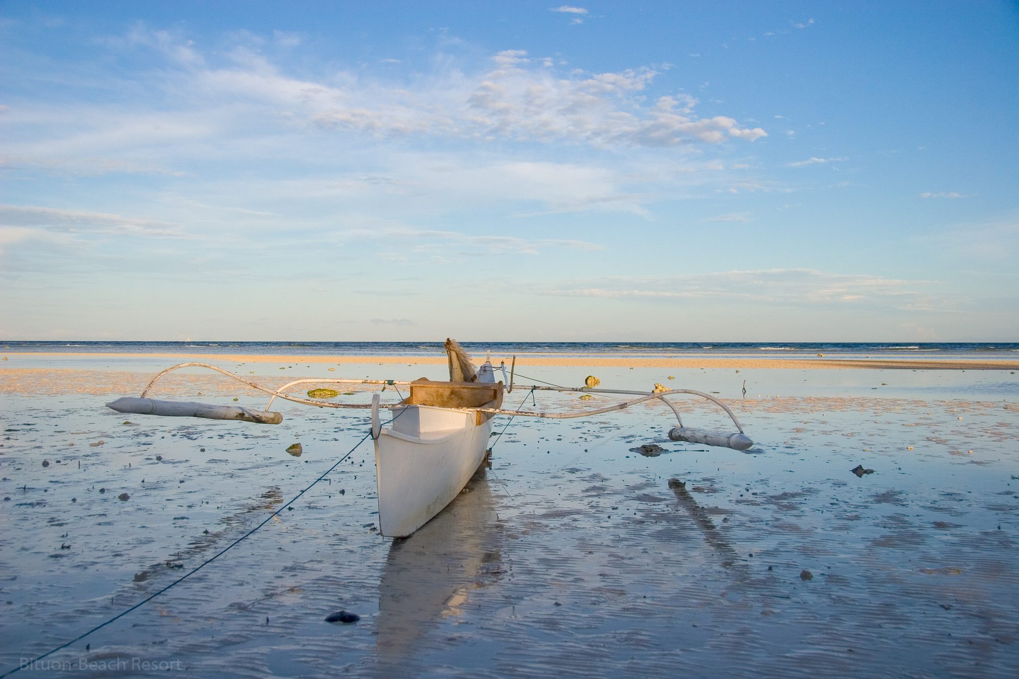 Traditionelles Auslegerboot bei Ebbe am Quinale Beach in Anda – Zwischenstopp der Tour vom Bituon Beach Resort.