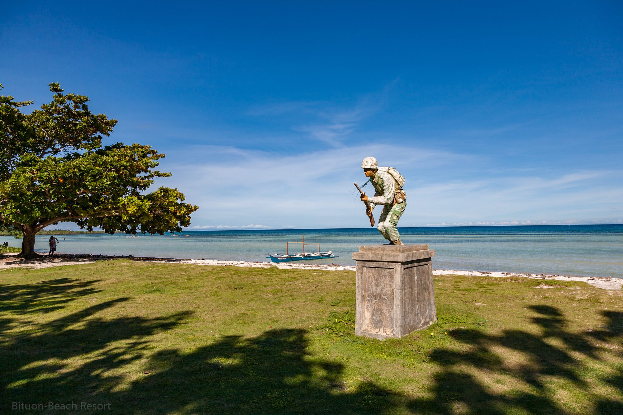 Soldatenstatue an der Küste von Anda mit Meerblick – Zwischenstopp der geführten Tour vom Bituon Beach Resort.