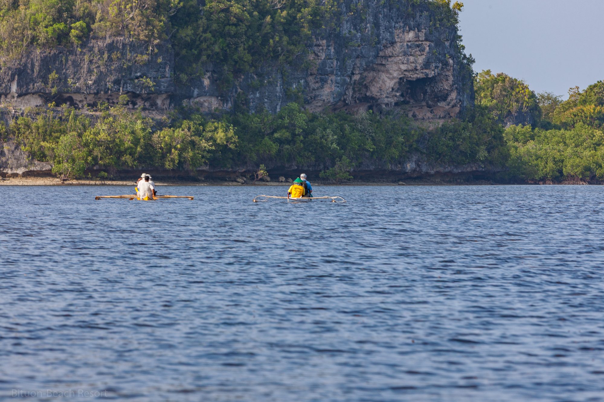 Zwei Auslegerboote vor den Kalksteinfelsen von Lamanok Island während der geführten Tour.
