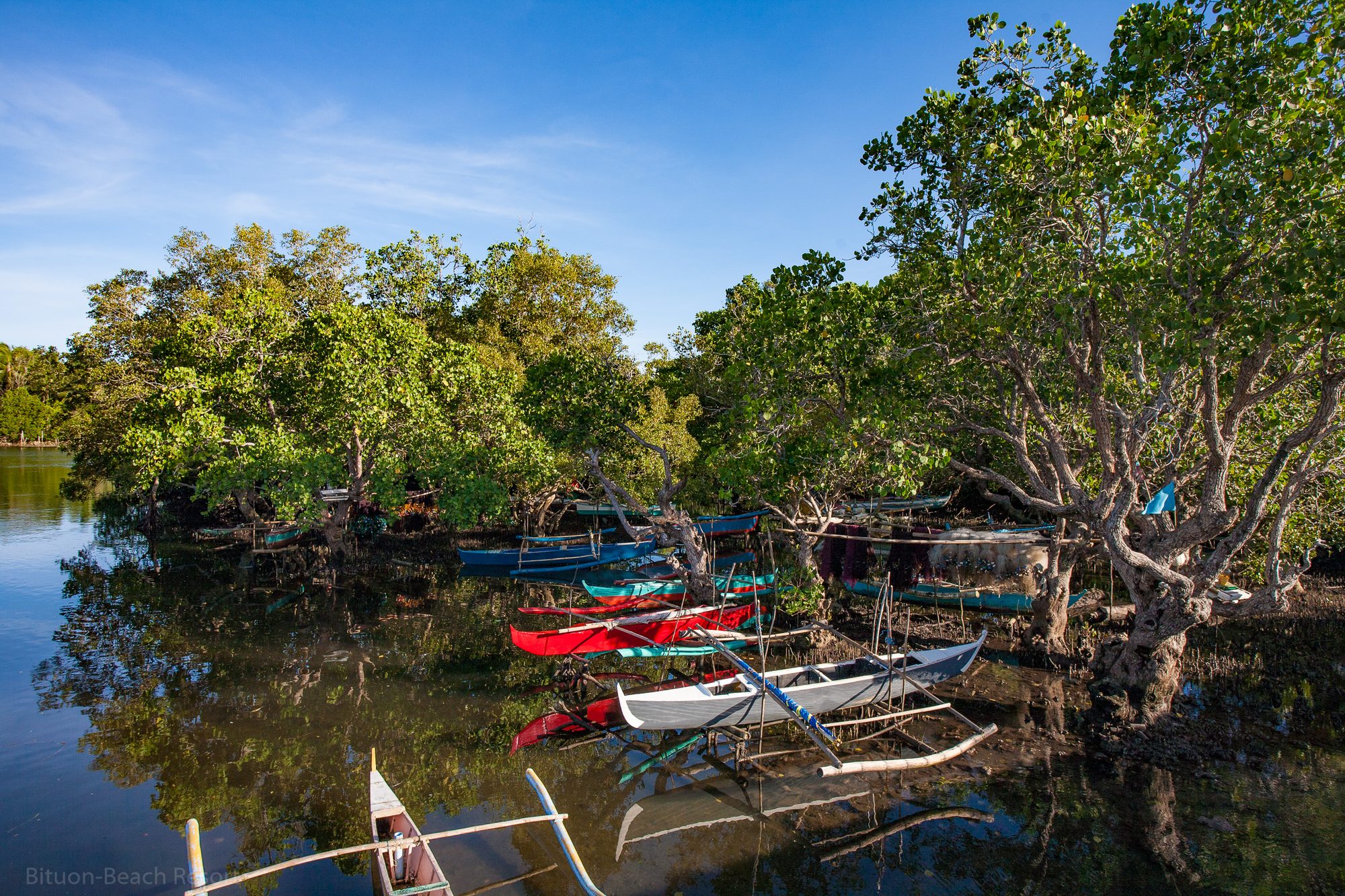 Mehrere Auslegerboote im Mangrovenwald nahe Lamanok Island – Teil der geführten Tour.