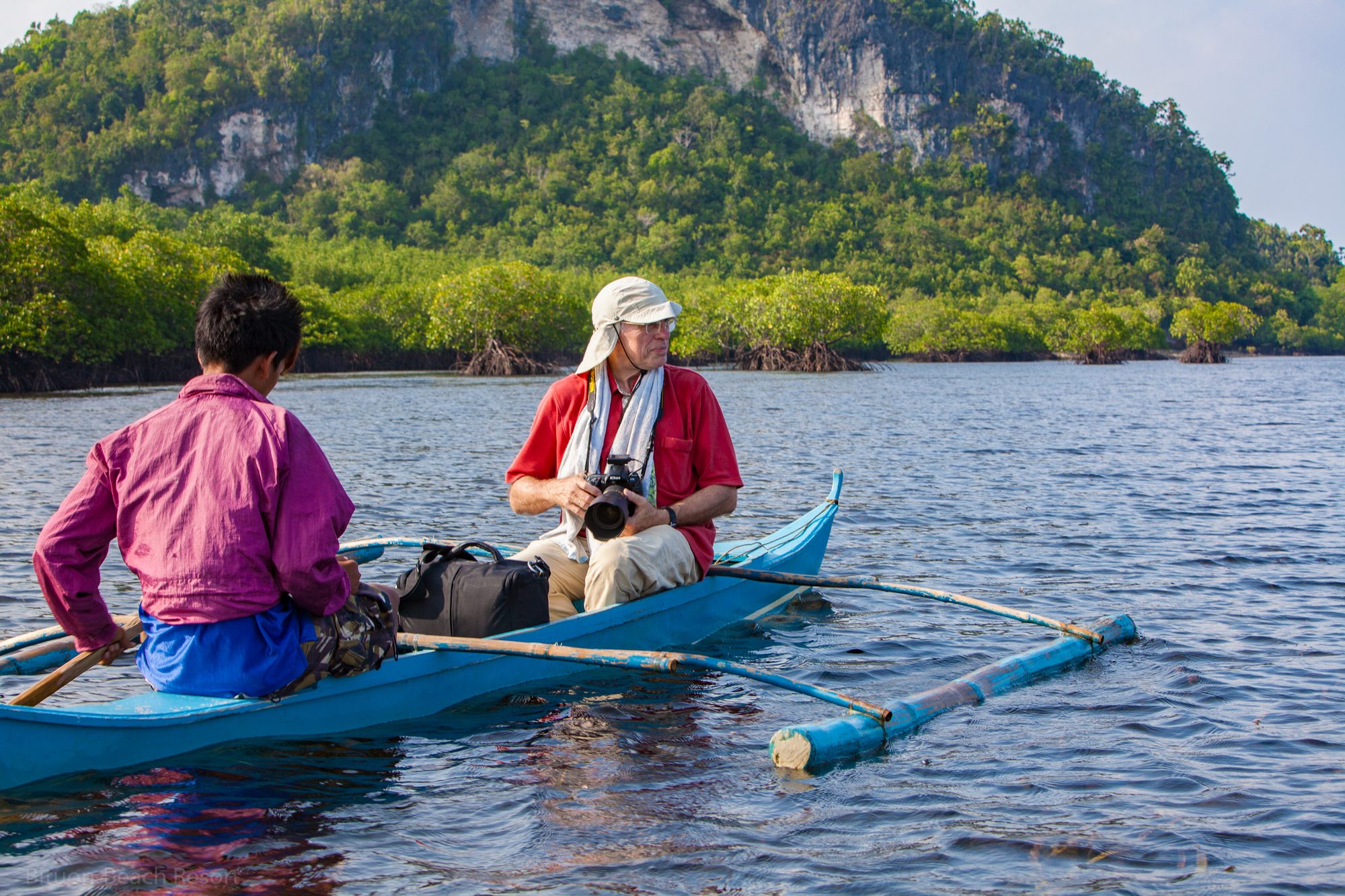 Gast mit Kamera im Auslegerboot bei Lamanok Island während der geführten Mystic Experience Tour.