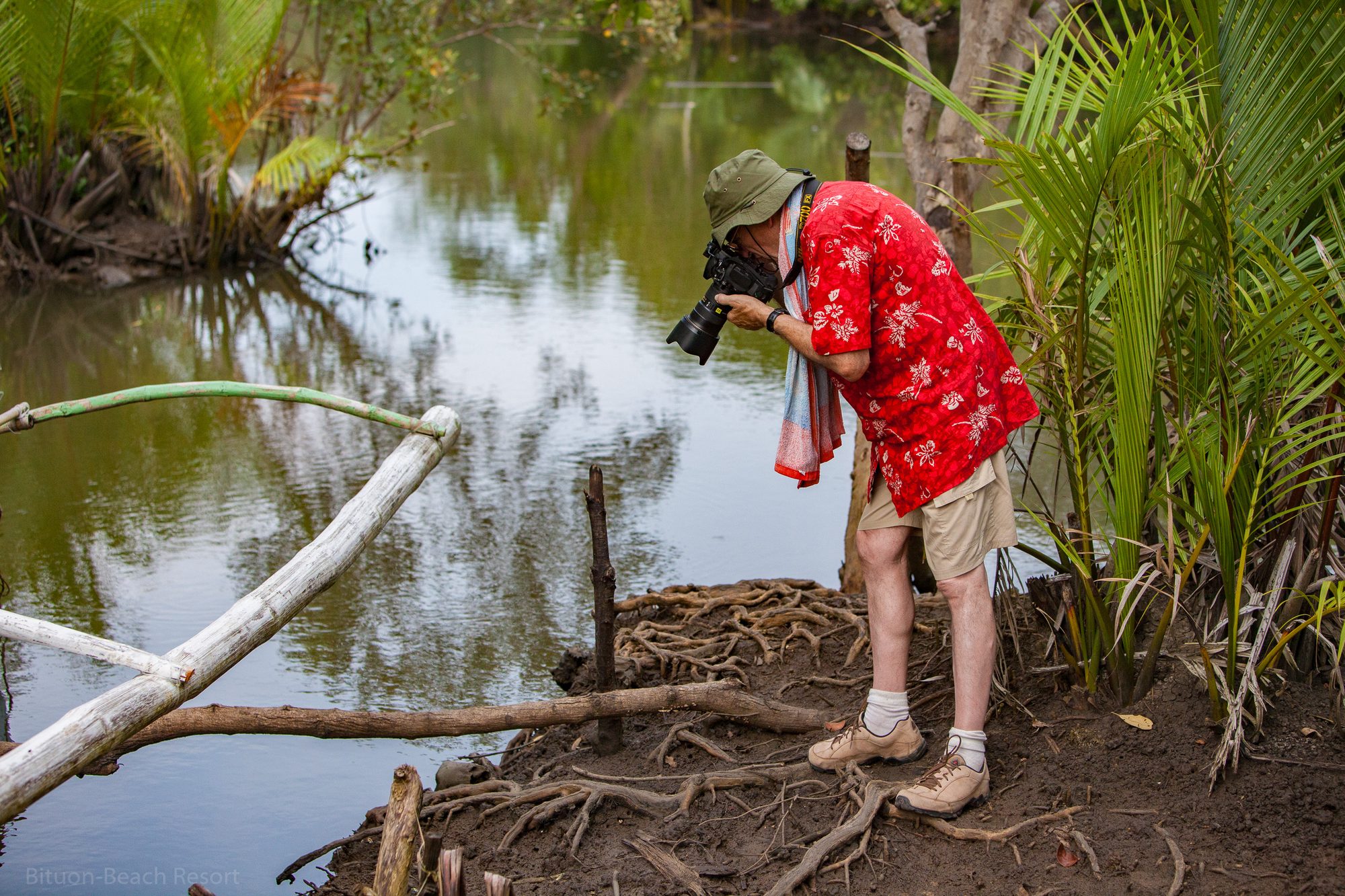 Gast fotografiert die Mangrovenlandschaft auf Lamanok Island während der geführten Tour.