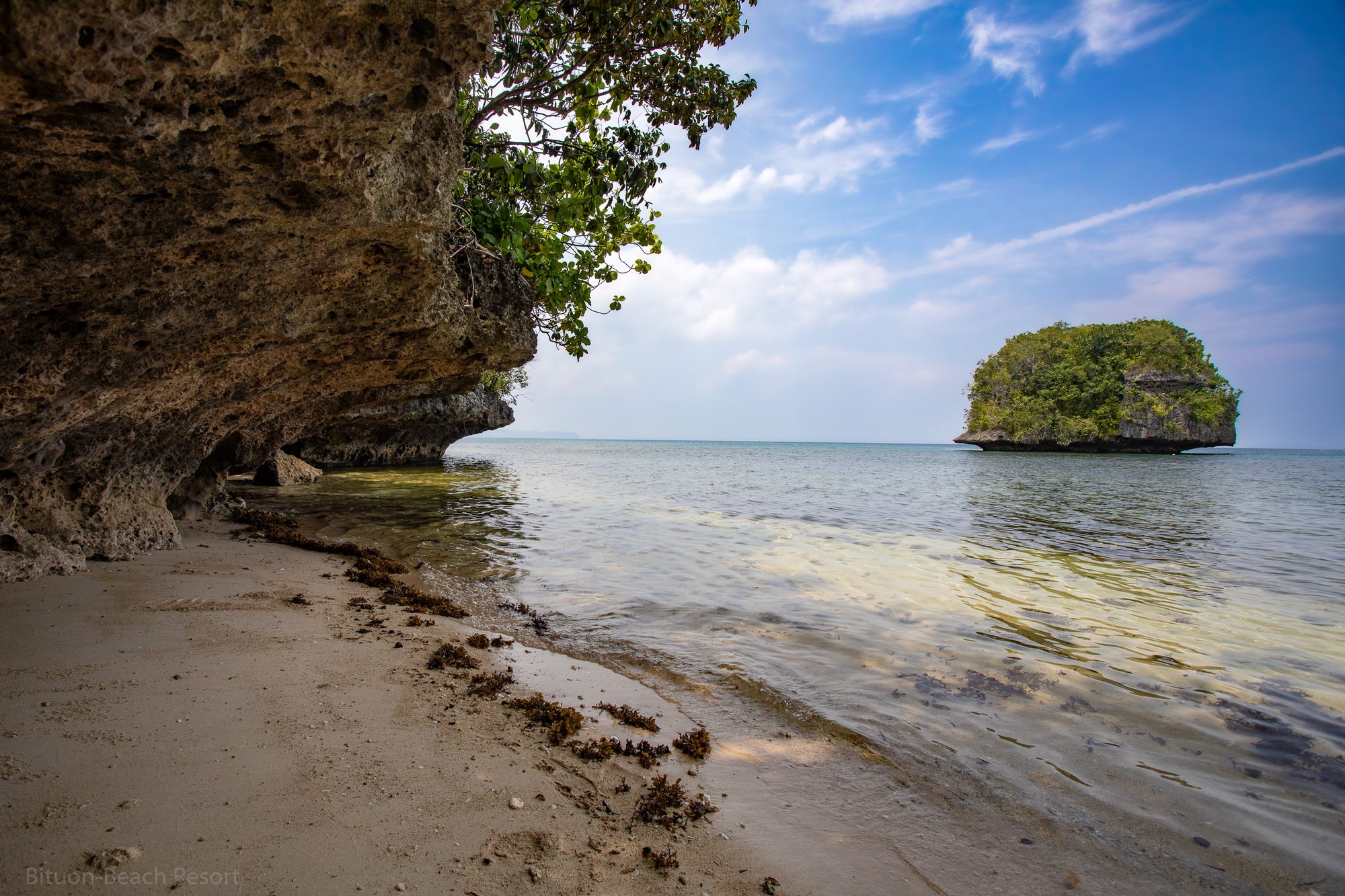 Strand und Kalksteinformationen auf Lamanok Island – Ziel der geführten Mystic Experience Tour.